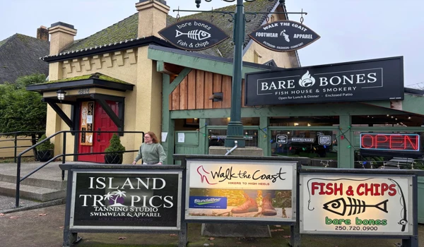 벤쿠버 아일랜드 자동차 여행 Cathedral Grove Long Beach 2025년 11월 10 Port Alberni 맛집 Bare Bones Fish House & Smokery 외관