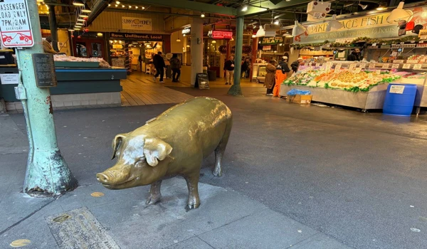 파이크 플레이스마켓 돼지 동상 사진